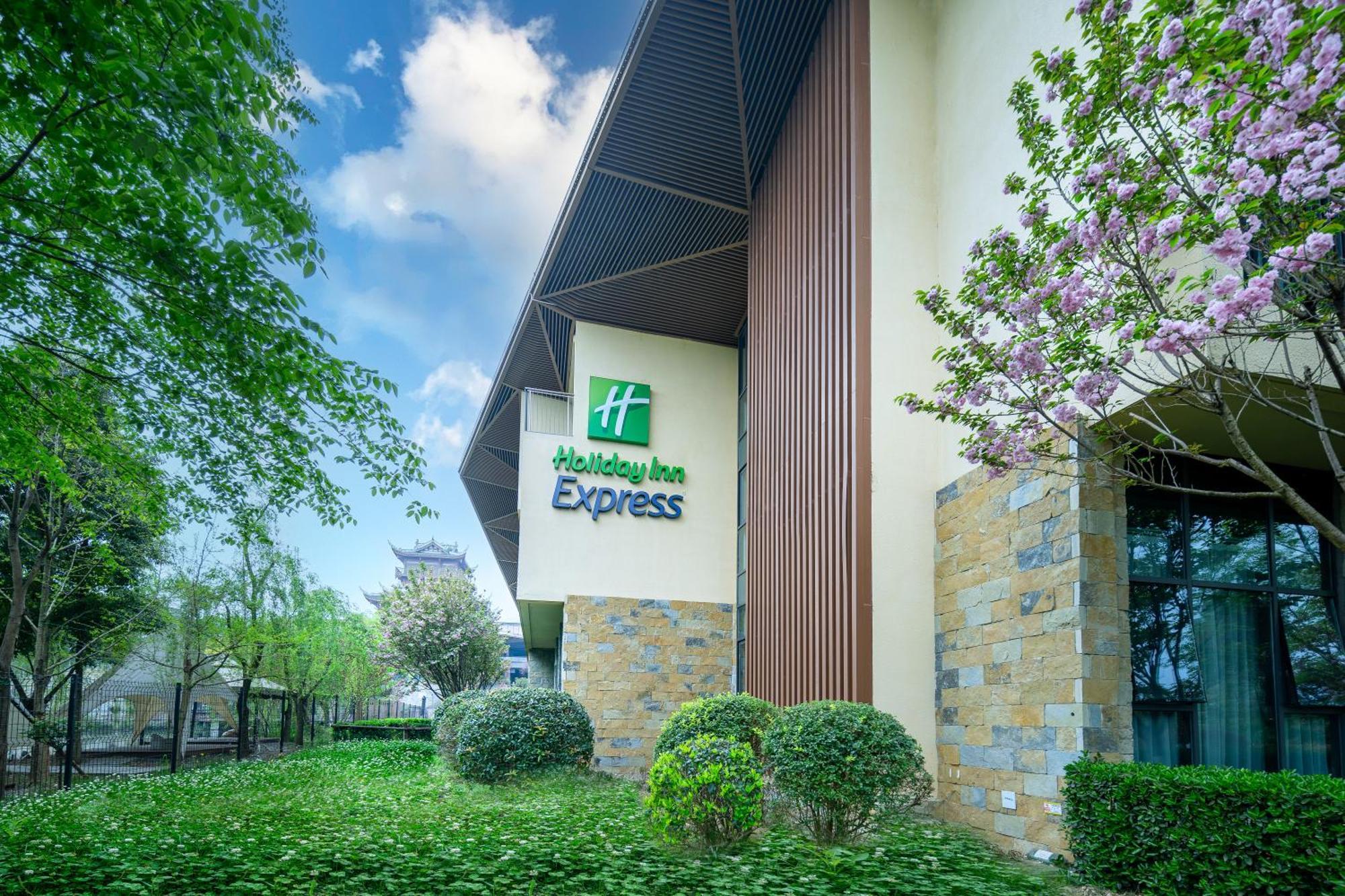 Holiday Inn Express Emei Mountain By Ihg Emeishan Εξωτερικό φωτογραφία
